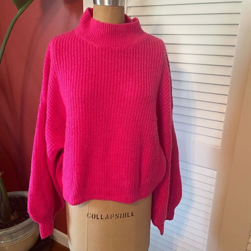 LUMIERE | bright pink crop cowl neck sweater L